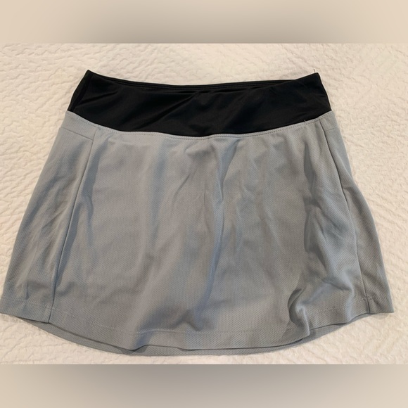 ✨LIKE NEW✨ light grey athletic skort - Picture 3 of 4
